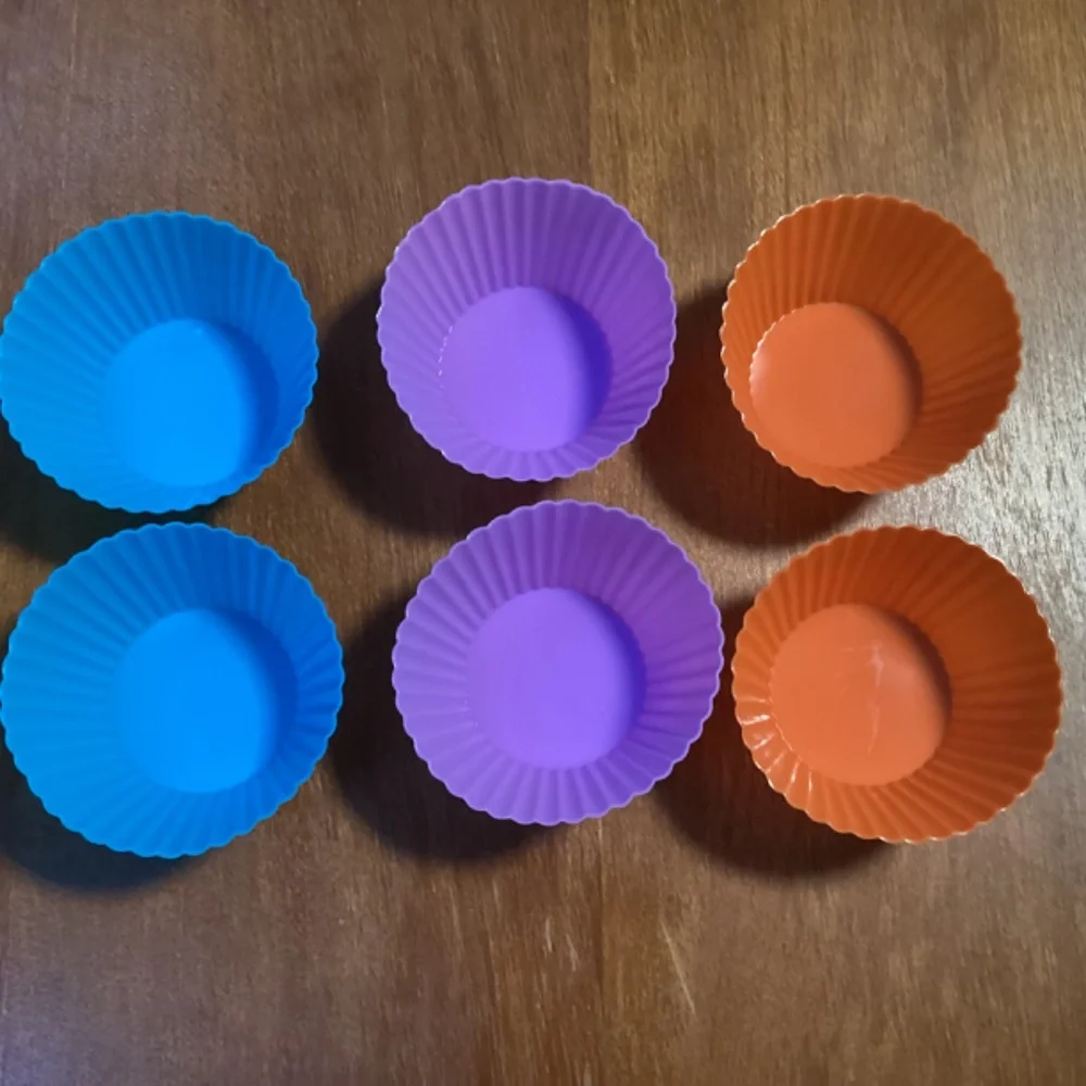 Muffin/Cake Silicone Mold 12 pieces (5 assorted colors) New
